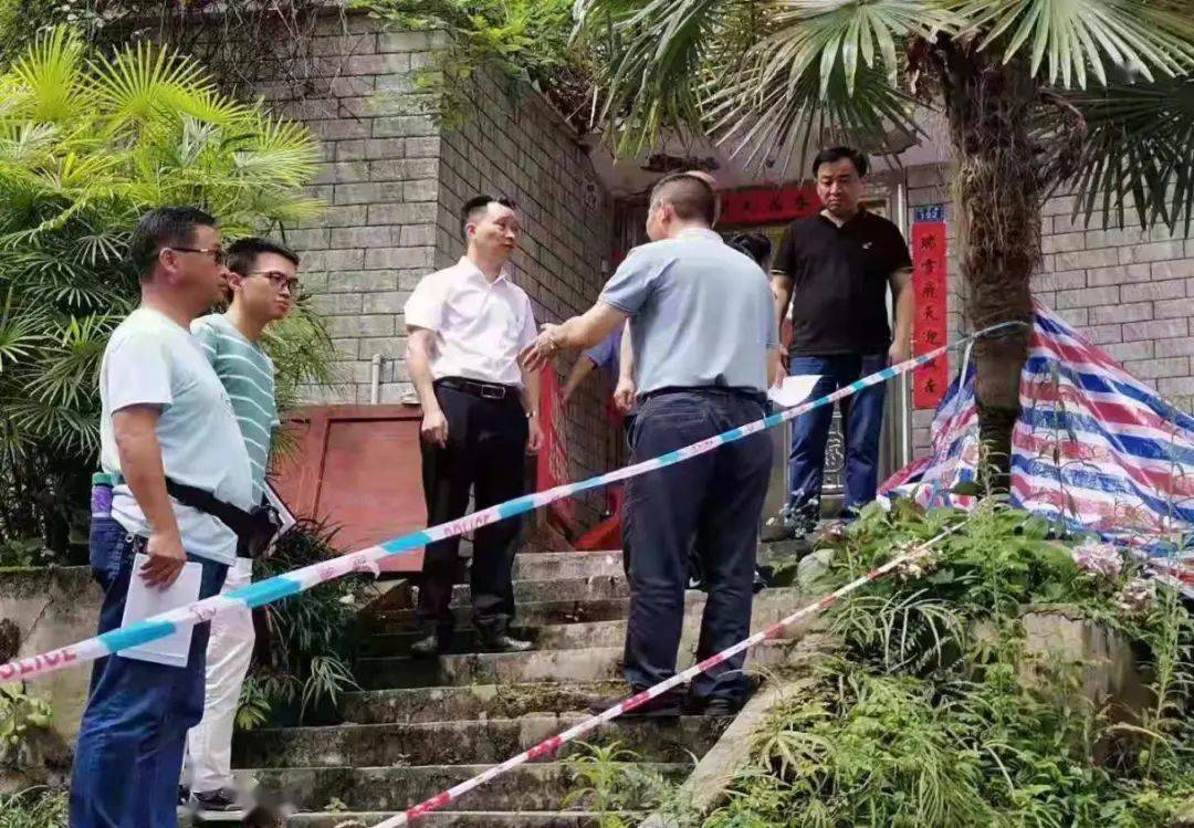 遵义市林业局党组书记,局长程劲松到凤凰山国家森林公园指导地质灾害