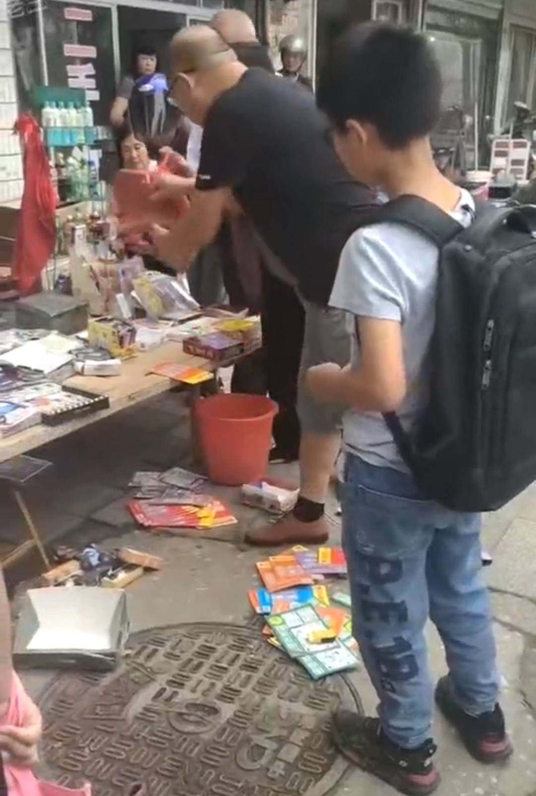 BOB体育官网首页泰州小弟子在校门口小卖部花了1000多元买玩物家长请求退货被拒(图1)