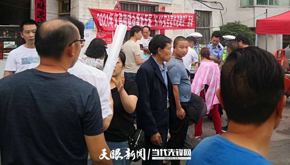 我为群众办实事纳雍县文昌街道织牢交通安全防护网
