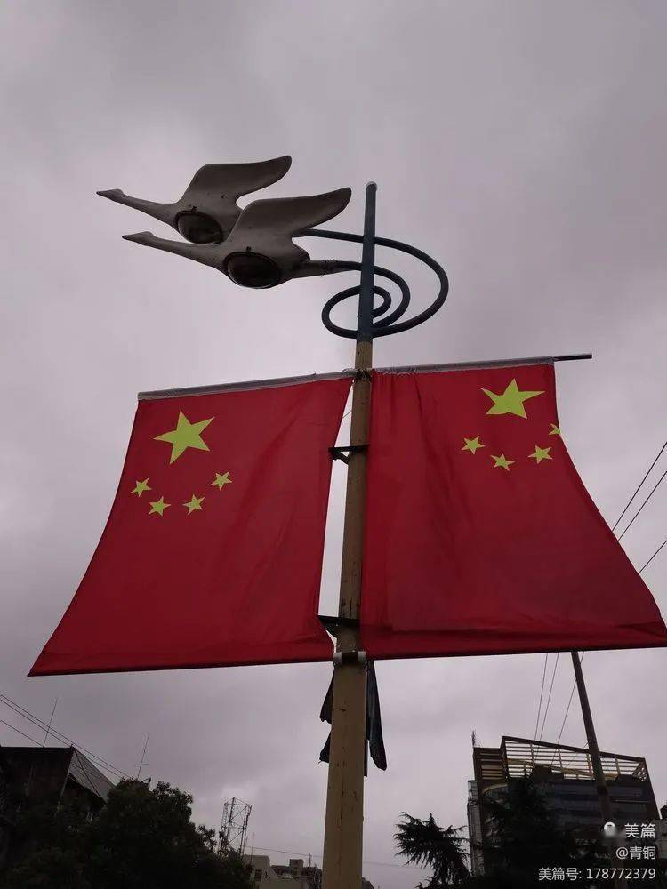 盛装的城市在鲜艳的国旗里,人们走在欢歌笑语中,憧慢美好未来.