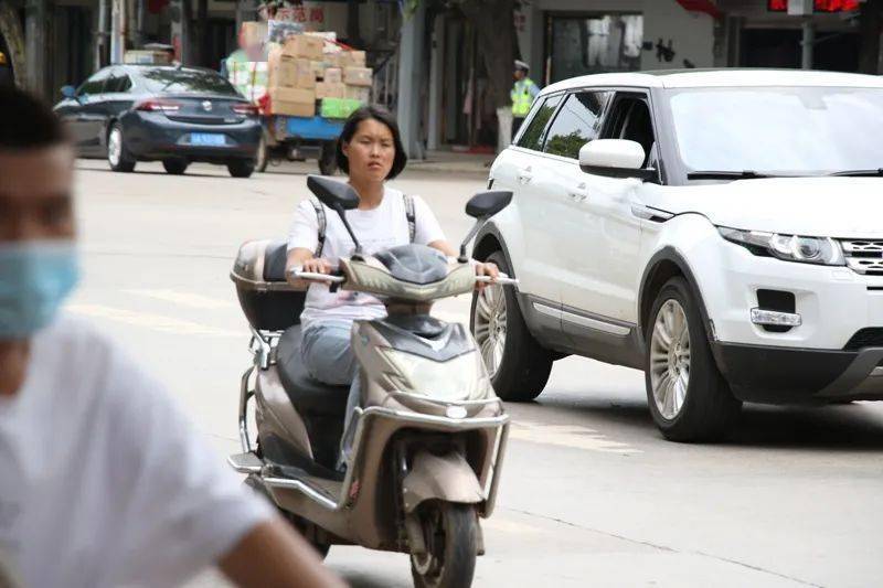 骑乘电动三轮车不戴安全头盔非法加装雨棚编辑:王玉泽返回搜狐,查看