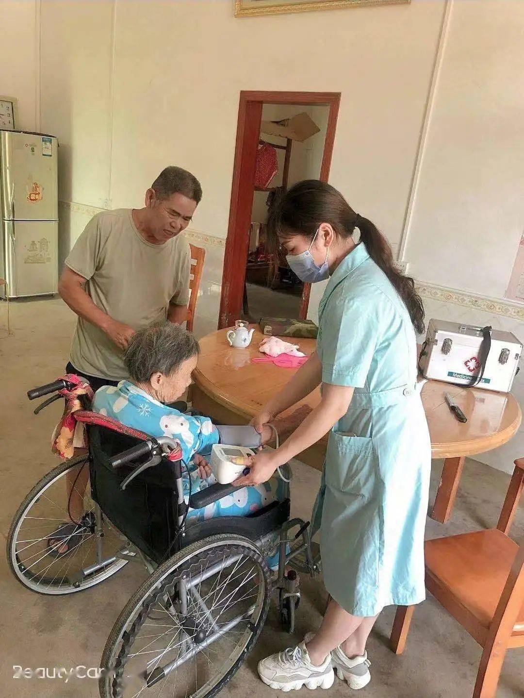 赖艳萍为老人患者们量血压和叮嘱用药