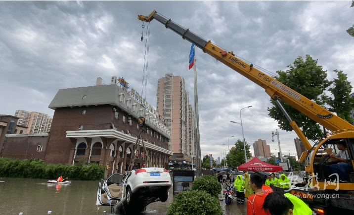 救援船!吊车!暴雨中,合肥街头出现这一幕.