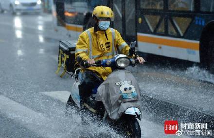 你们辛苦了!成都外卖小哥冒雨送餐