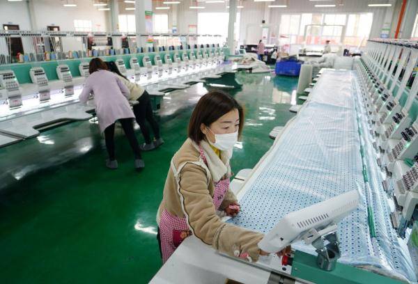 发展毛绒玩具产业 助力群众就业增收