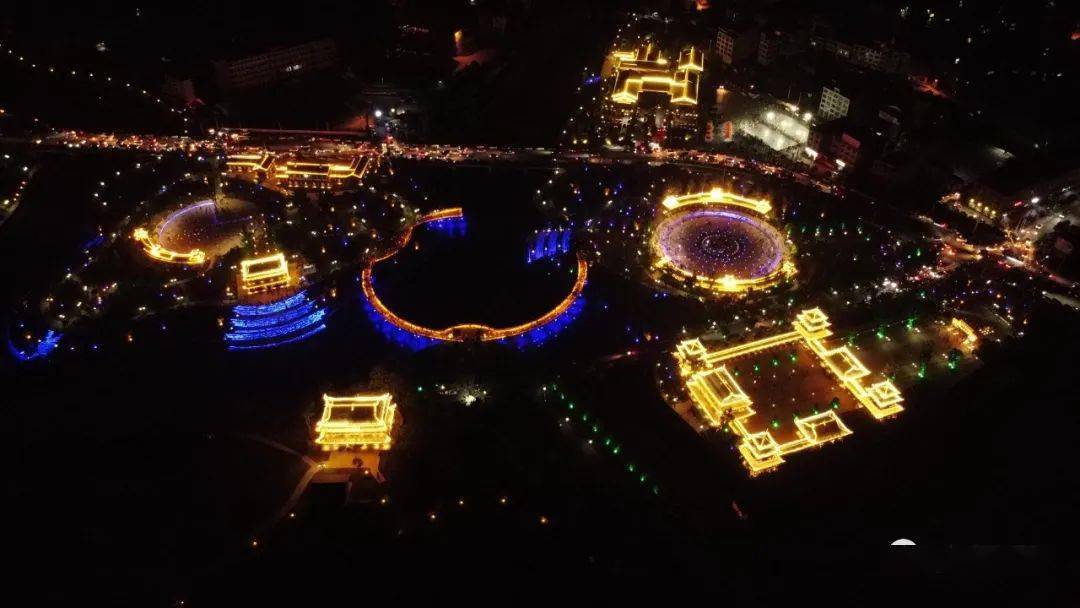 半岛公园的梦幻夜景天柱旅游业发展势头日渐强盛,为了实现旅游发展