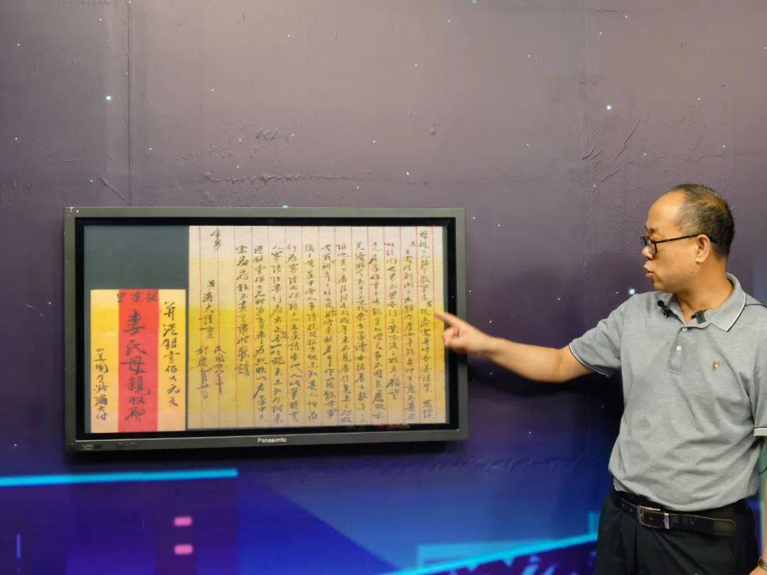 五邑大学广东侨乡文化研究院院长,教授刘进在解读(图为一封许满大写给