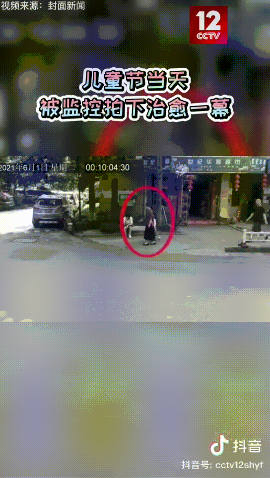 人类幼崽安慰人的功力有多强?网友:太暖了