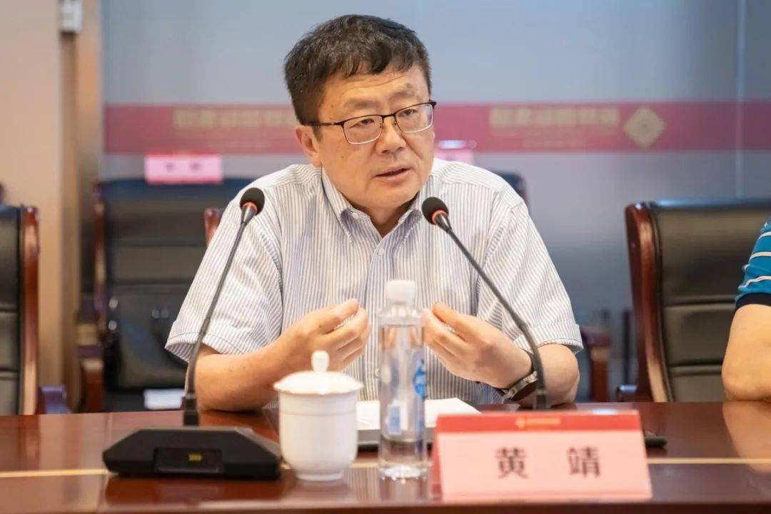 董事局主席林烨致辞,他首先代表商会对参加沙龙的主讲嘉宾黄靖教授