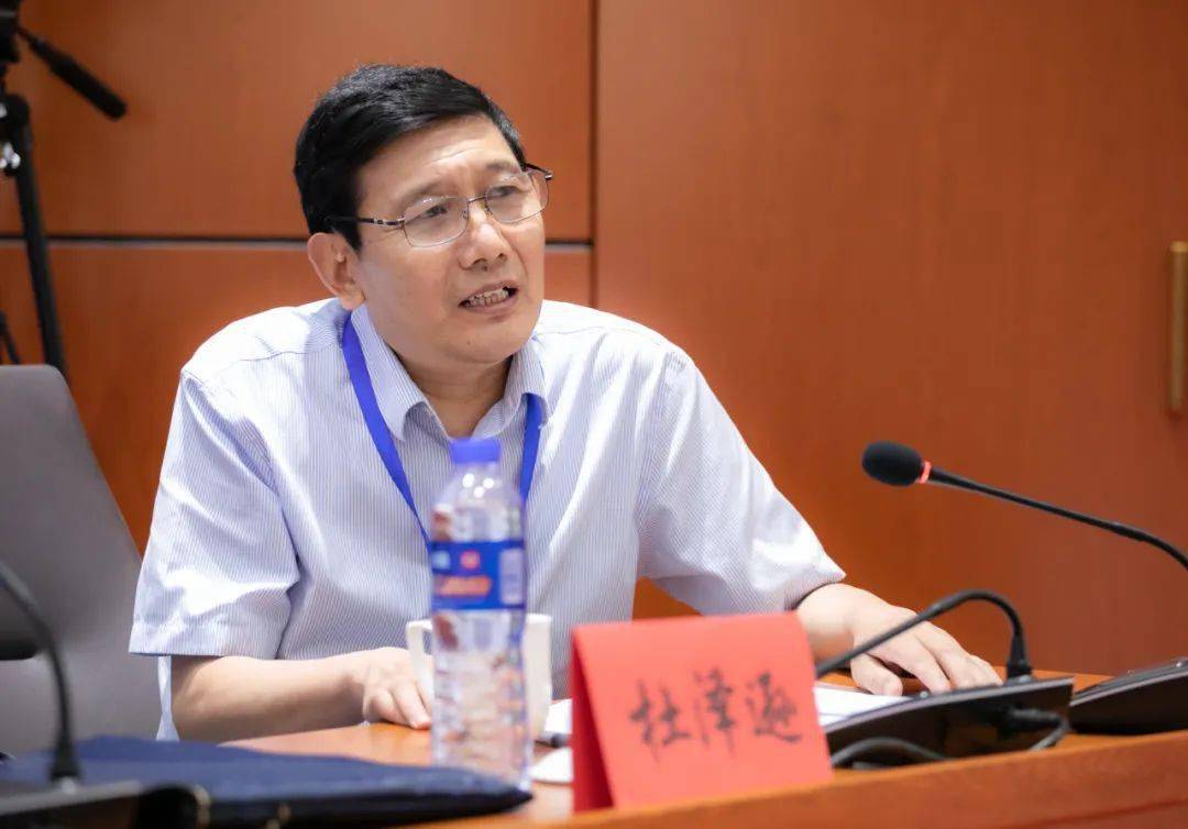 开幕式后,由中国历史文献研究会副会长曹书杰教授倡议,为中国历史文献