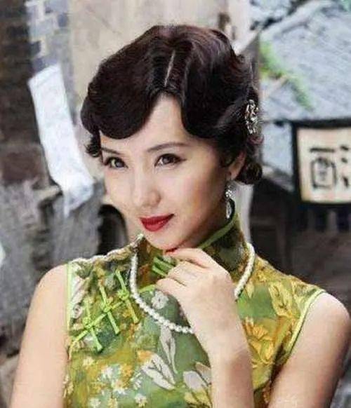 穿旗袍的女明星,范冰冰一身金色的旗袍,高贵的披肩,贵妇气质满满