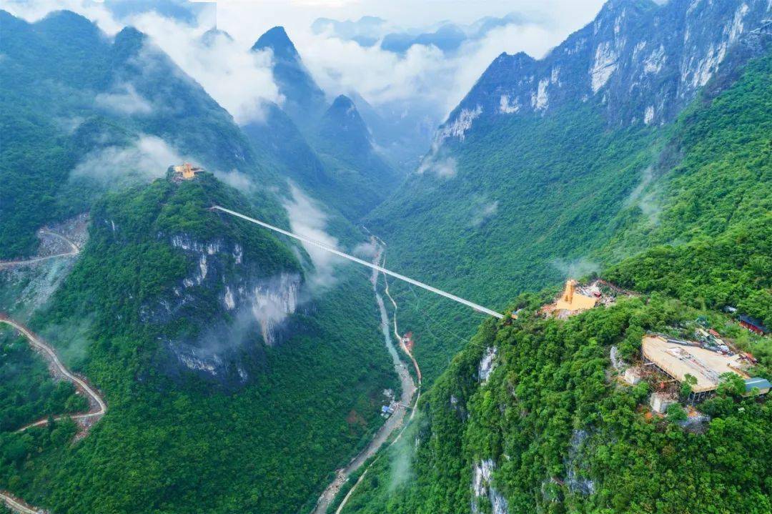 广东峡天下景区位于广东省清远市 其中的天云渡玻璃吊桥单跨长度588米