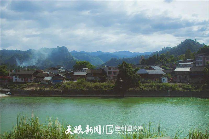 麻江县龙山镇河坝村传统村落新农村建设成效全景图.张旭东 摄