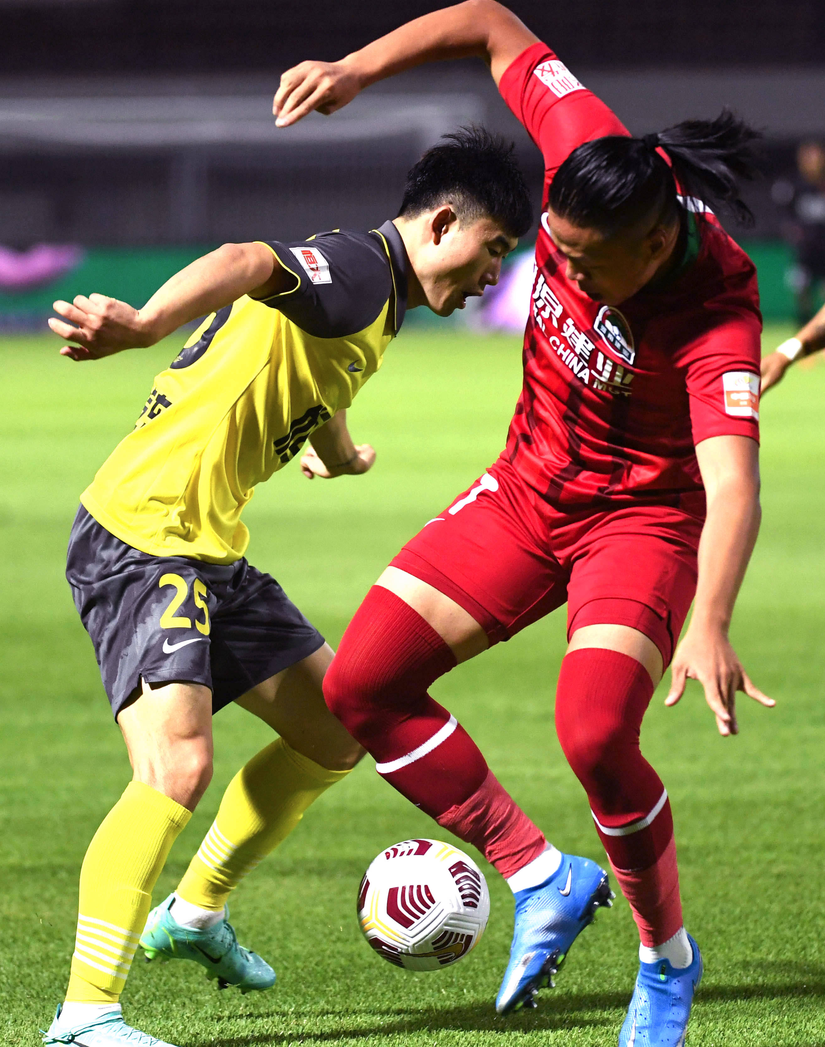 7月15日,广州队球员邓涵文(左)在比赛中突破.