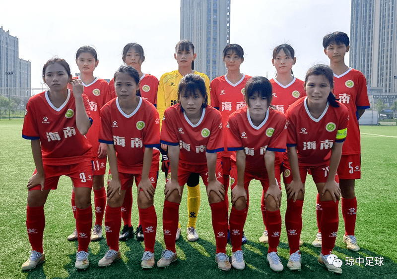 海南省中学女子足球代表队队员合影