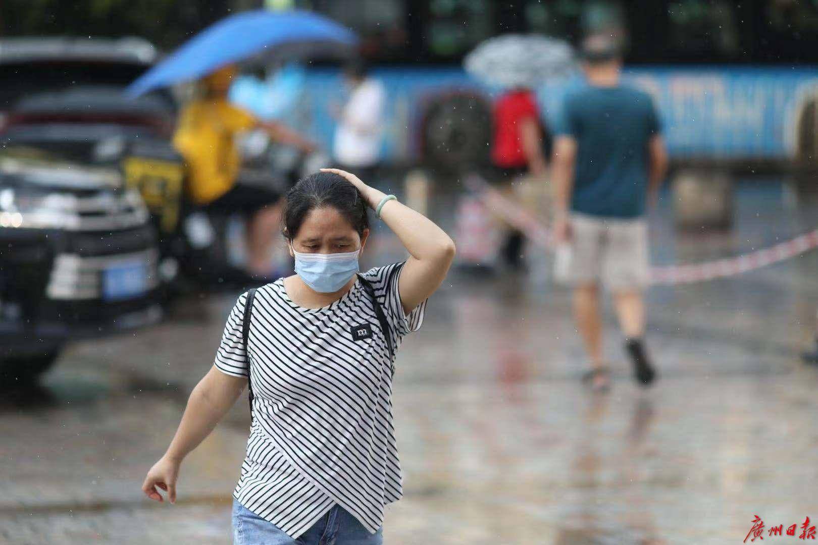 图集| 突迎暴雨,市民冒雨前行