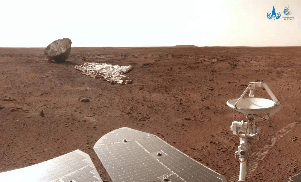 着陆|国家航天局发布最新火星影像：“祝融号”近距离“看”降落伞与背罩