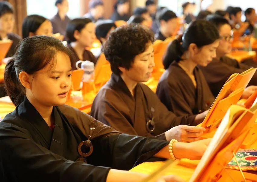 女众进入寺庙,千万不可做的两件事,你一定要知道!