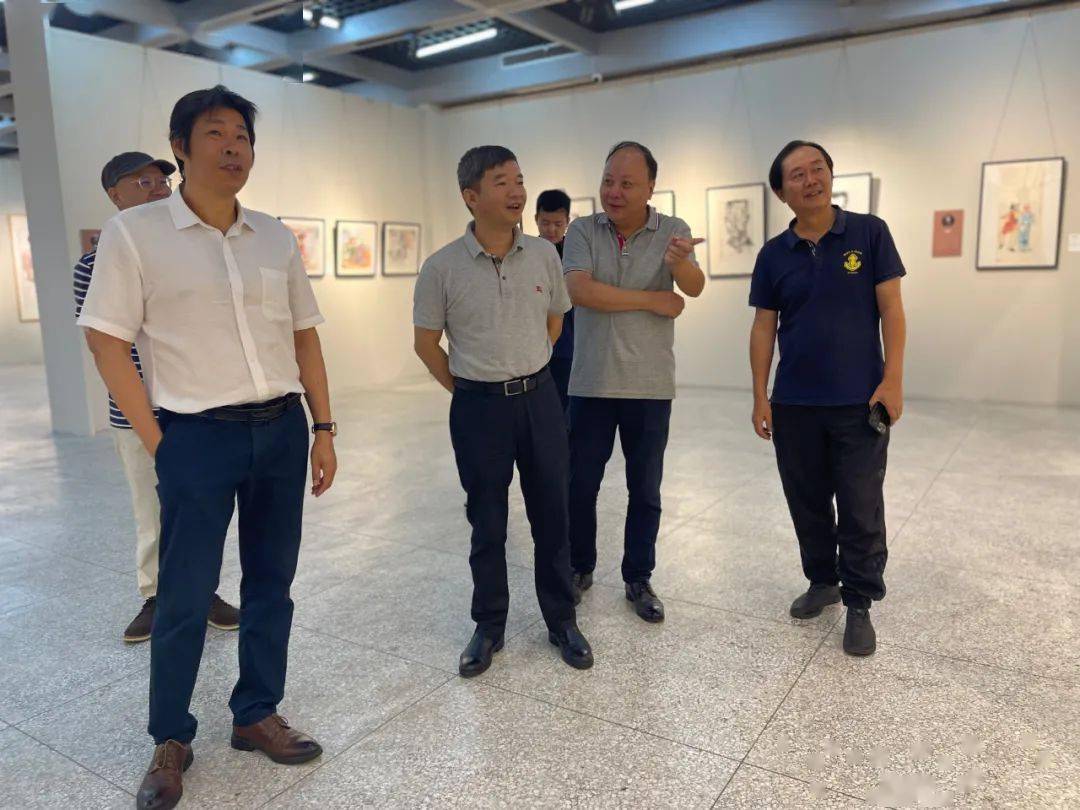 开幕式当天,中共福建省委宣传部副部长叶燊观看展览