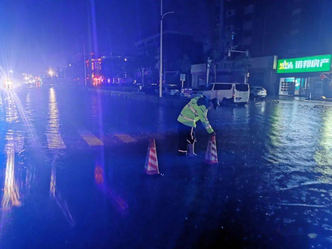 近日,持续的暴雨 是对这座城市的考验  更考验着坚守在路面的每一位