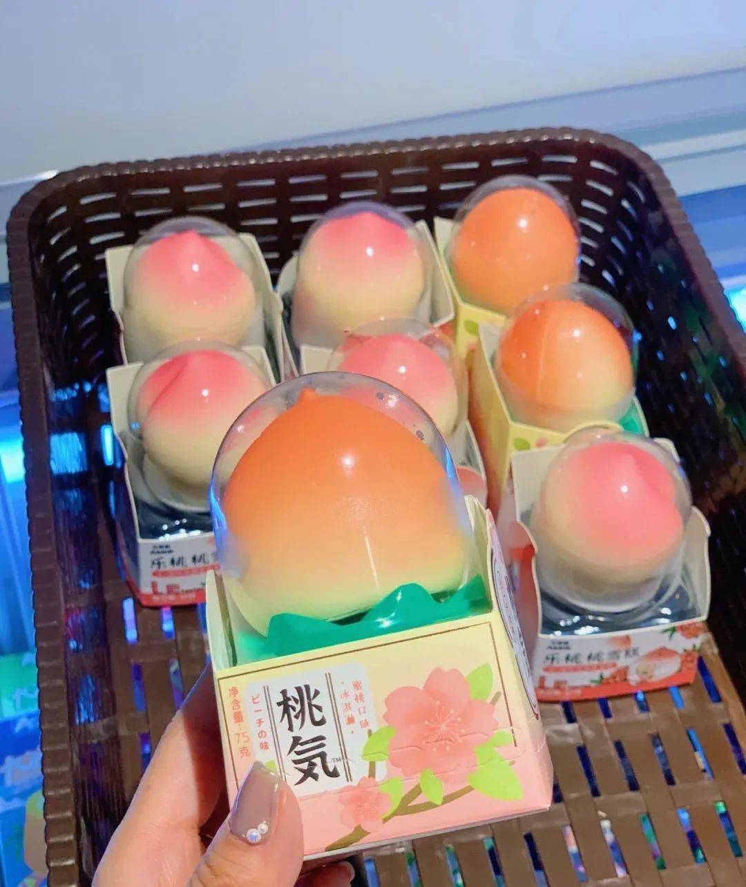 外皮是白巧克力脆皮,里边是浓郁的香草桃子味雪糕,口感