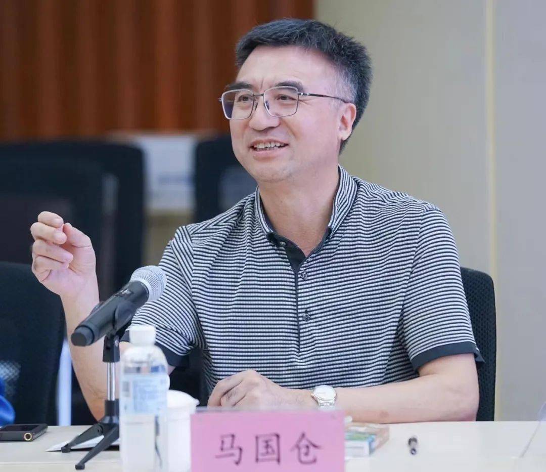 教育社梁晓声我那些成长的烦恼新书发布暨作品研讨会在济南召开