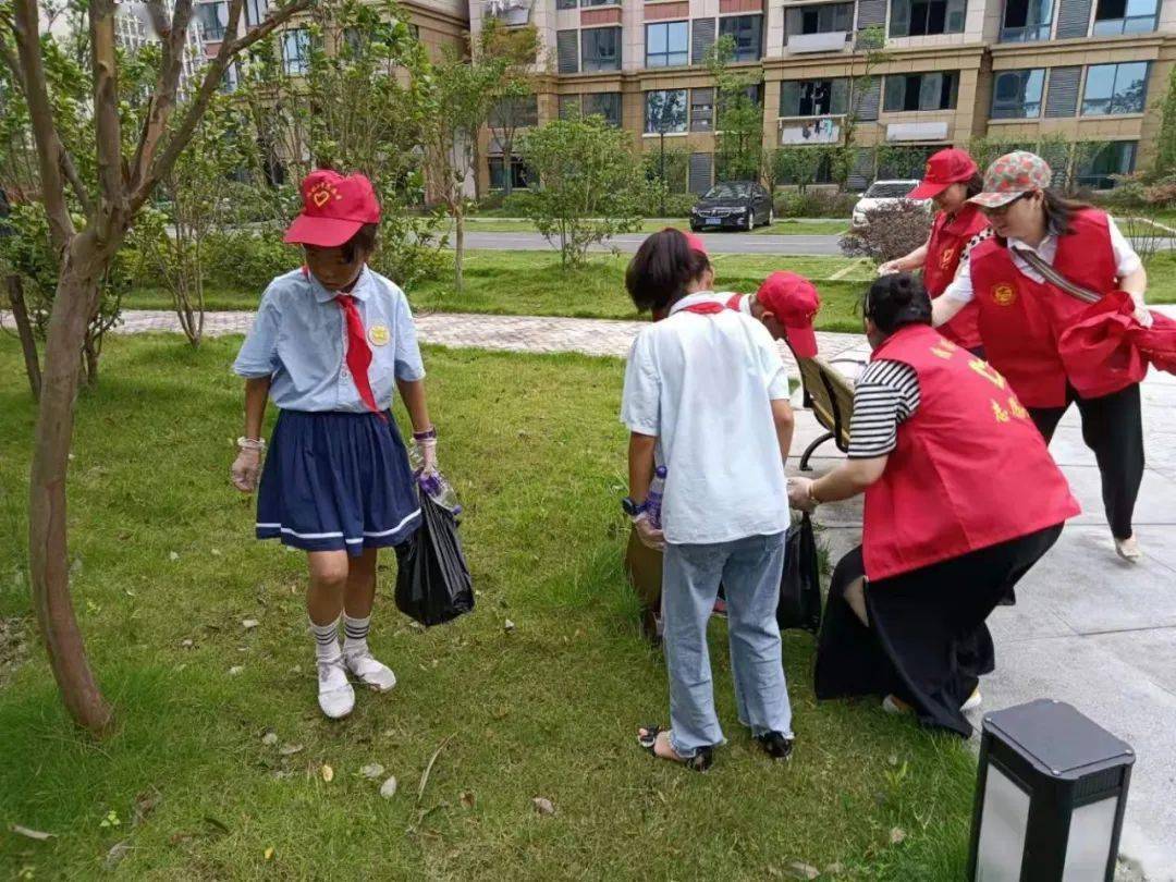 创城校园在行动贵池区永明小学师生进社区文明进万家主题实践活动助力