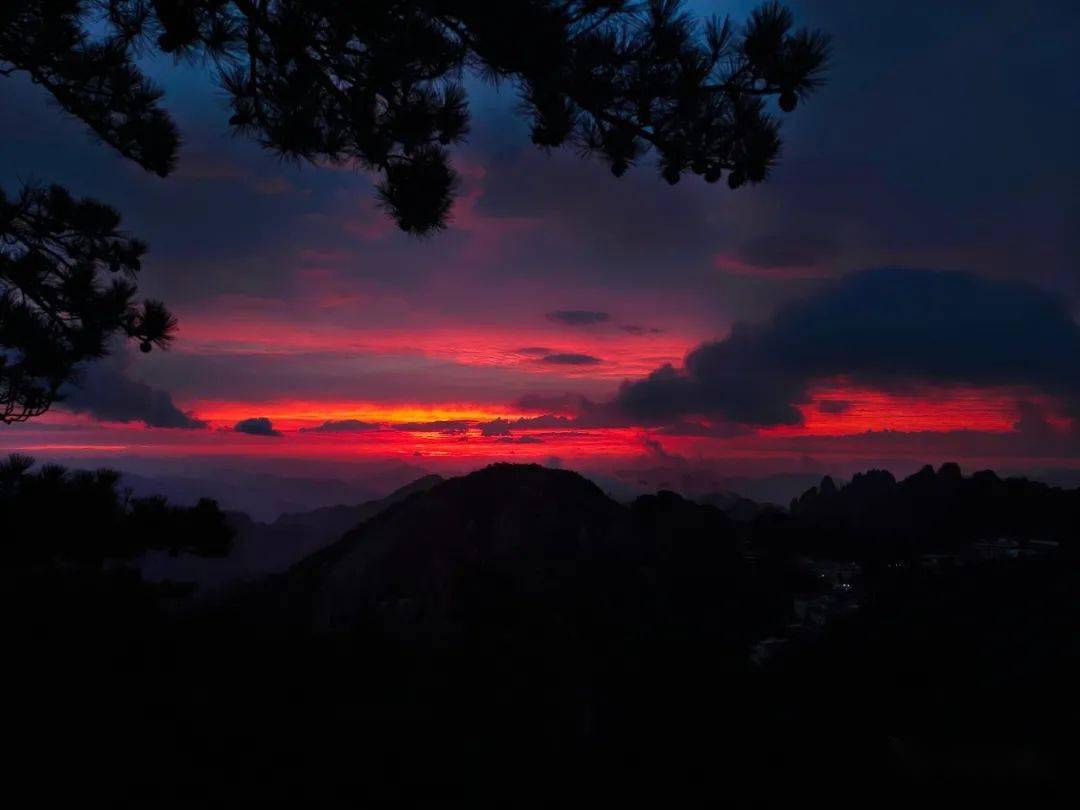 黄山朝霞醉晨曦 恢弘落日惊游人