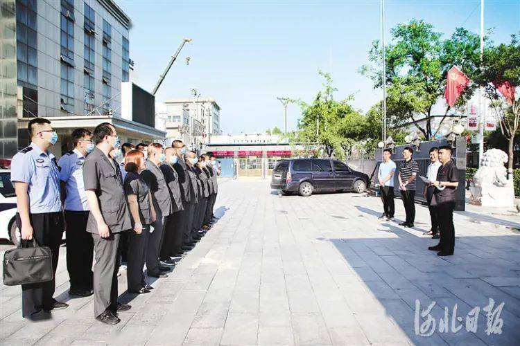 7月2日,香河县法院开展"我为群众办实事"集中执行行动,干警进行集结