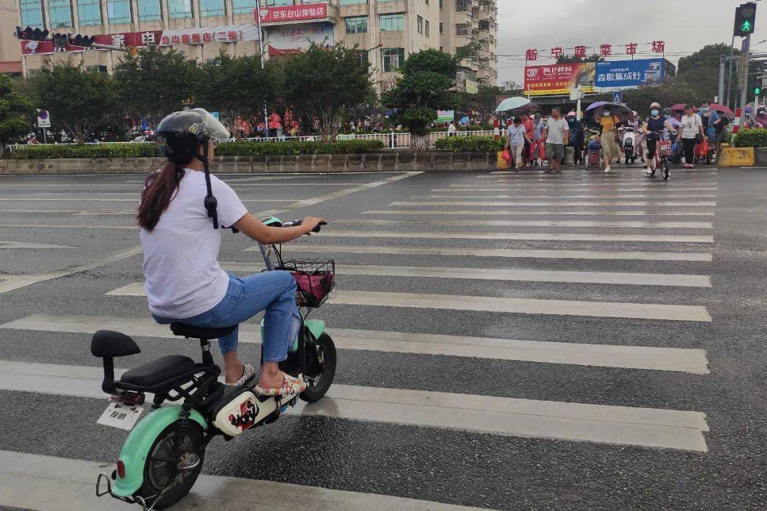 台山这些人被曝光!电动车,自行车过斑马线须下车推行!