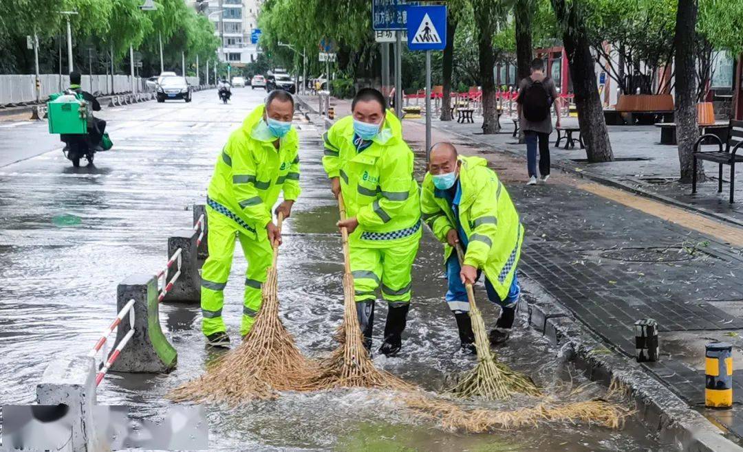 近日,北京多个地区出现强降雨,环卫集团启动夏季防汛应急抢险预案.