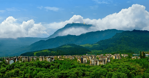 中国眉山七里坪国际旅游度假区(以下简称七里坪)就走出了一条具有参考