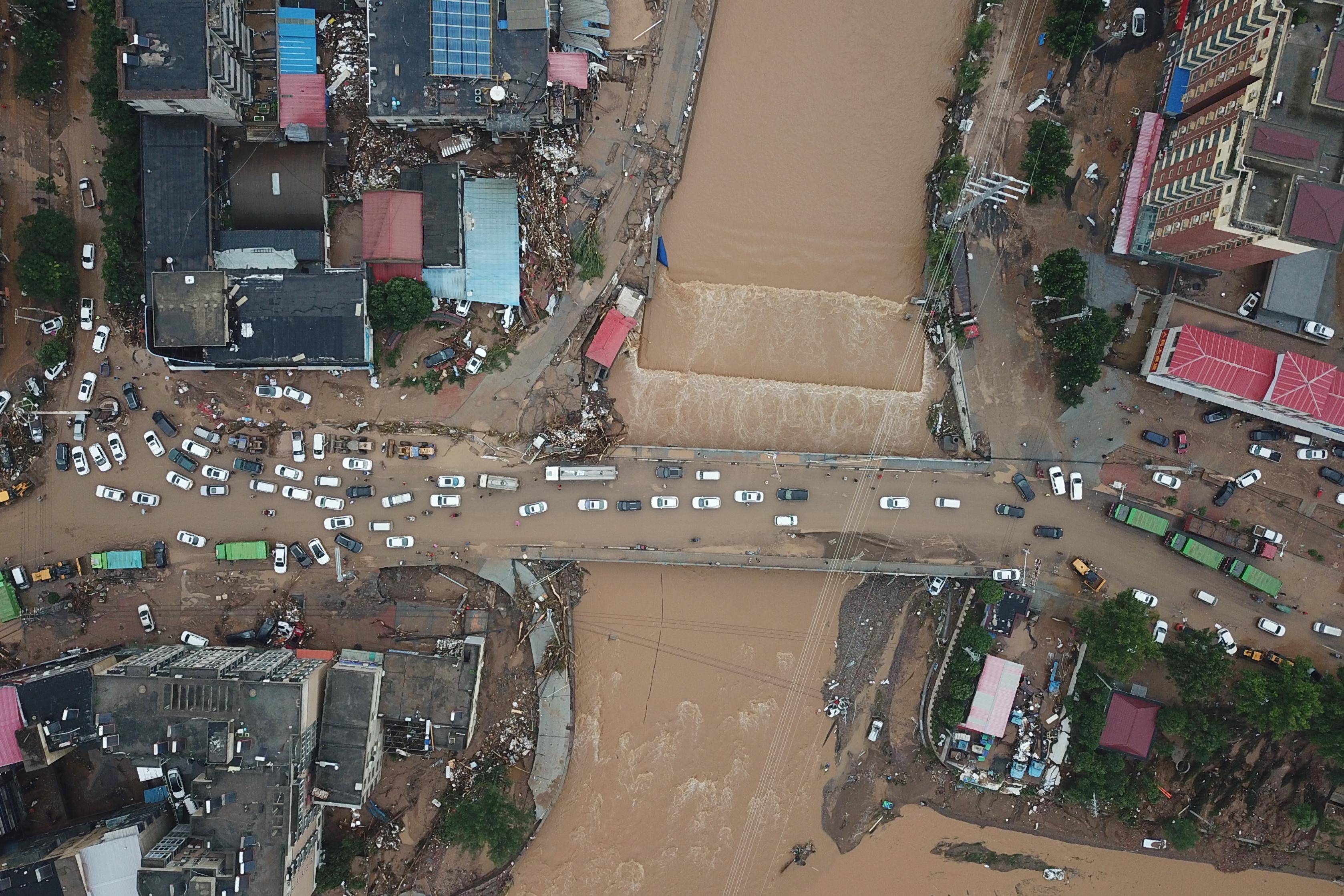 直击洪水过后的河南巩义:有房屋冲毁,车辆掀翻,道路成