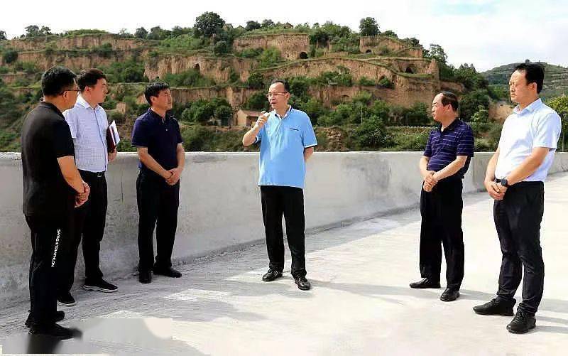 7月22日,县委书记任杰到相公镇杨家沟泾河大桥改造工程现场,检查调研