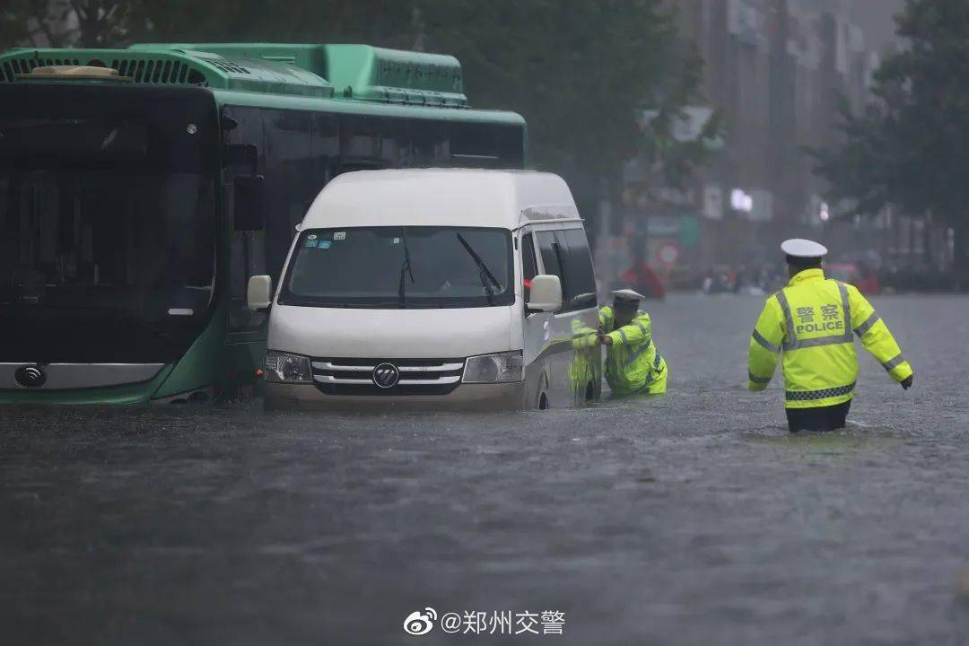 暴雨来袭 河南公安全警上阵抗灾救援_郑州市