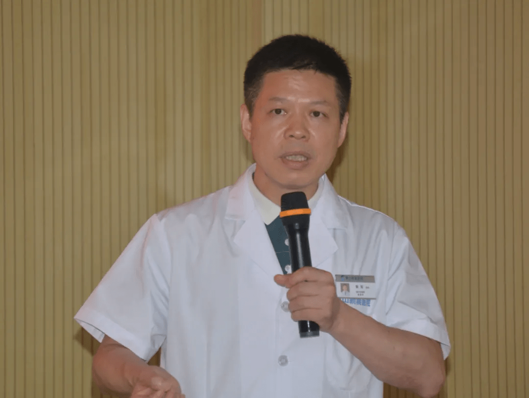 接着业务院长黄军带领医务科全体成员上台和大家见面,介绍大家的分工.