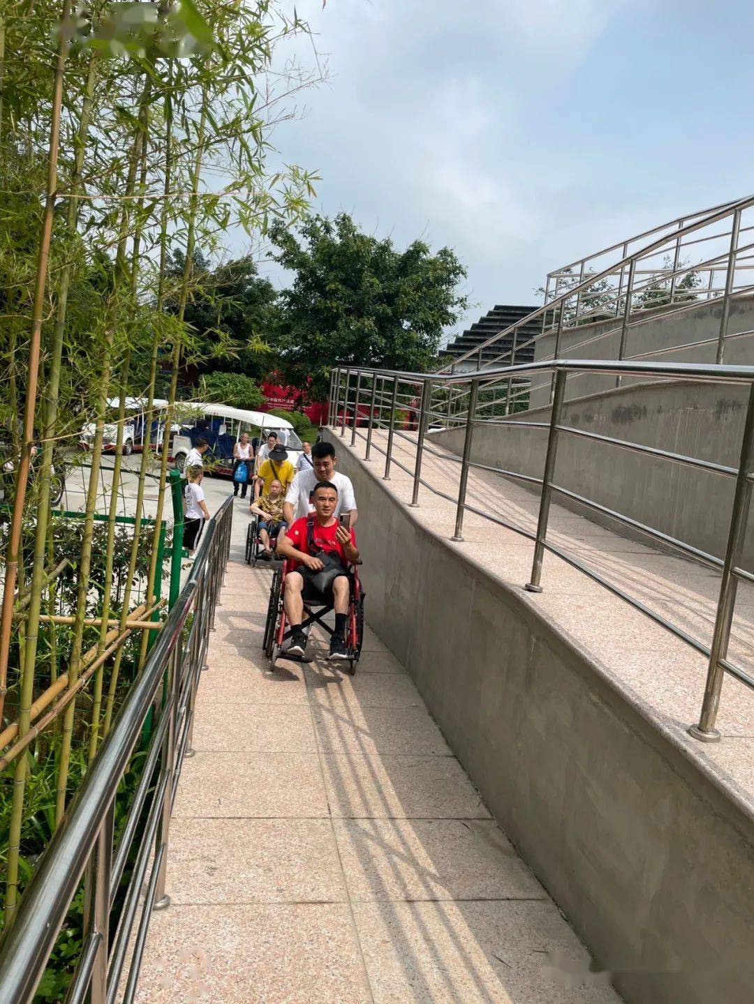 残疾人体验无障碍坡道(一)