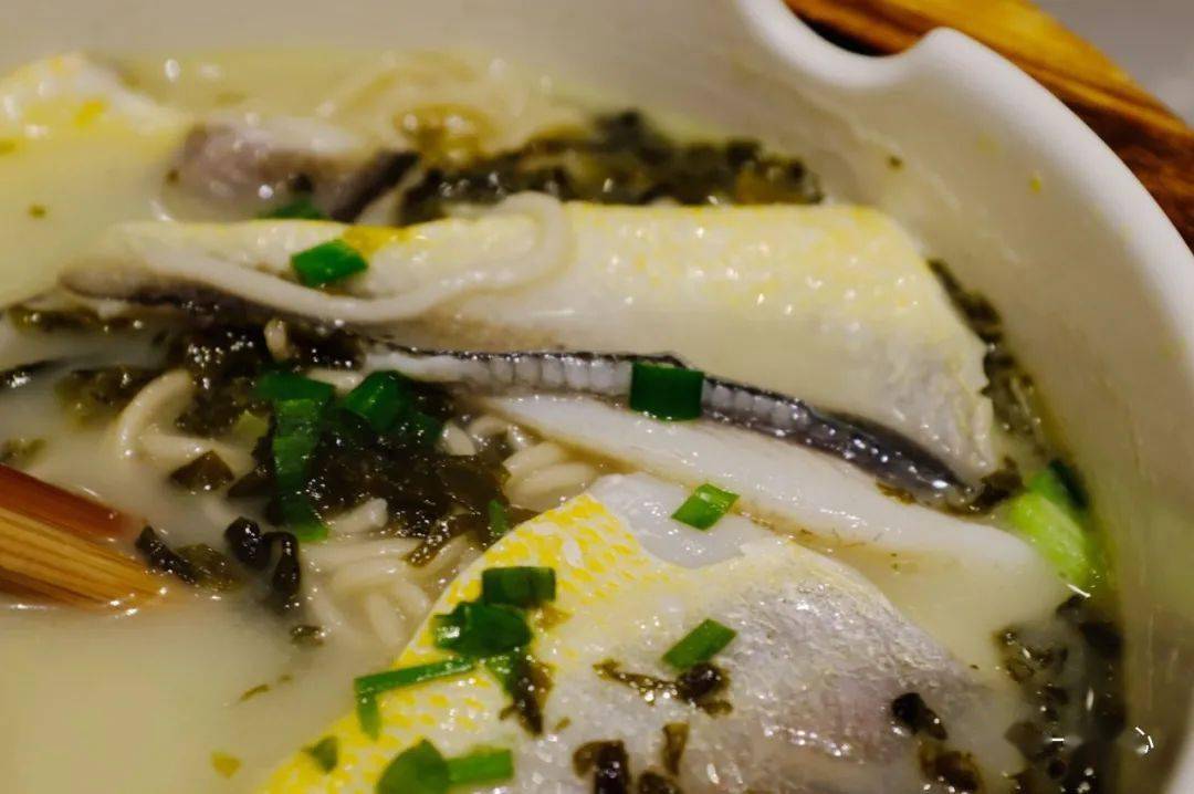 雪菜黄鱼面,装盘改进了许多,黄鱼选得细嫩,但面汤浑浊又寡淡,雪菜不灵