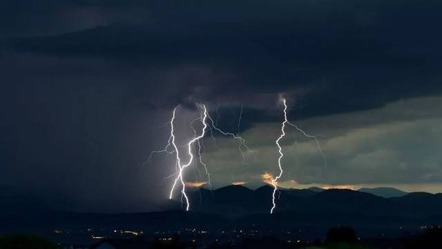 河南多地遭特大暴雨袭击,暴雨天气如何避险?这份安全指南请收下