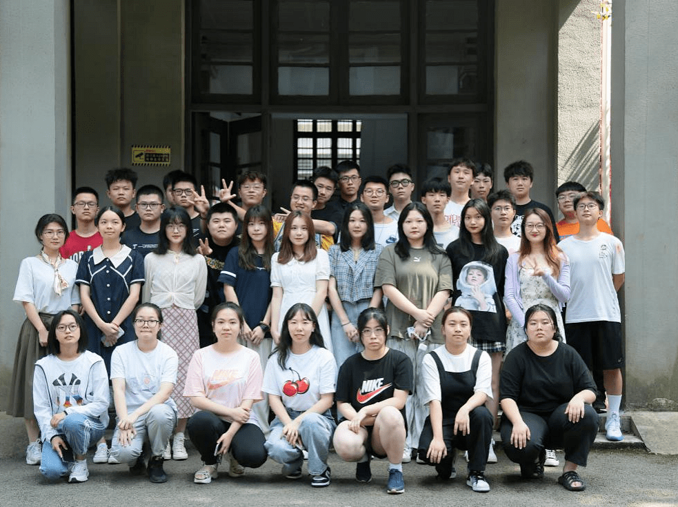 向磊主任肯定了雅思教学老师,班主任和同学们的辛勤付出,向在培训中