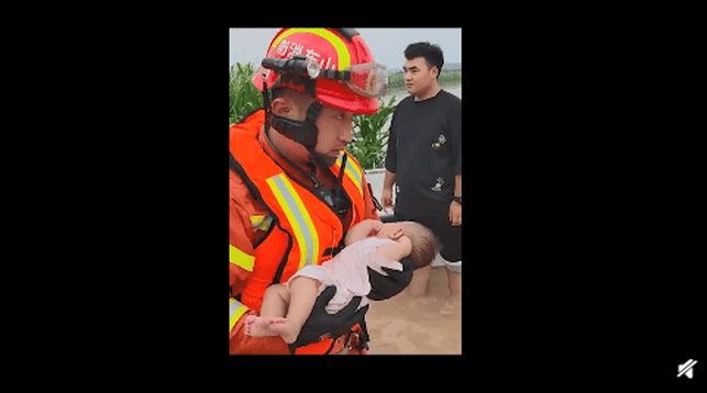 消防员抱被救婴儿有多温柔,网友:这是孩子抱
