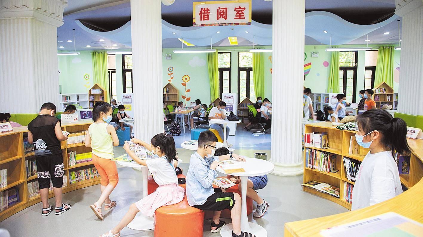 7月22日,武汉市少年儿童图书馆借阅室座无虚席,许多小朋友在家长陪同