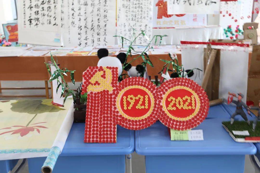 活动分为硬笔书法,软笔书法,绘画,手工艺品四类进行评比,期间共收到各