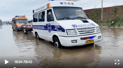 现场直击丨洪水中转移280余群众,綦江蓝天救援队正在新乡救援