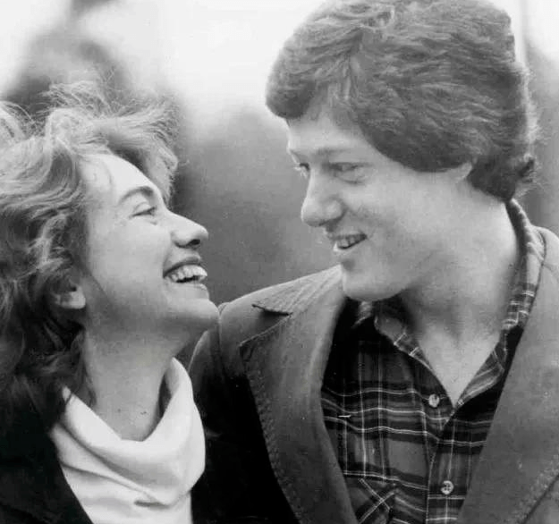25岁克林顿帅气可爱在图书馆看到希拉里走不动路求婚两次被拒