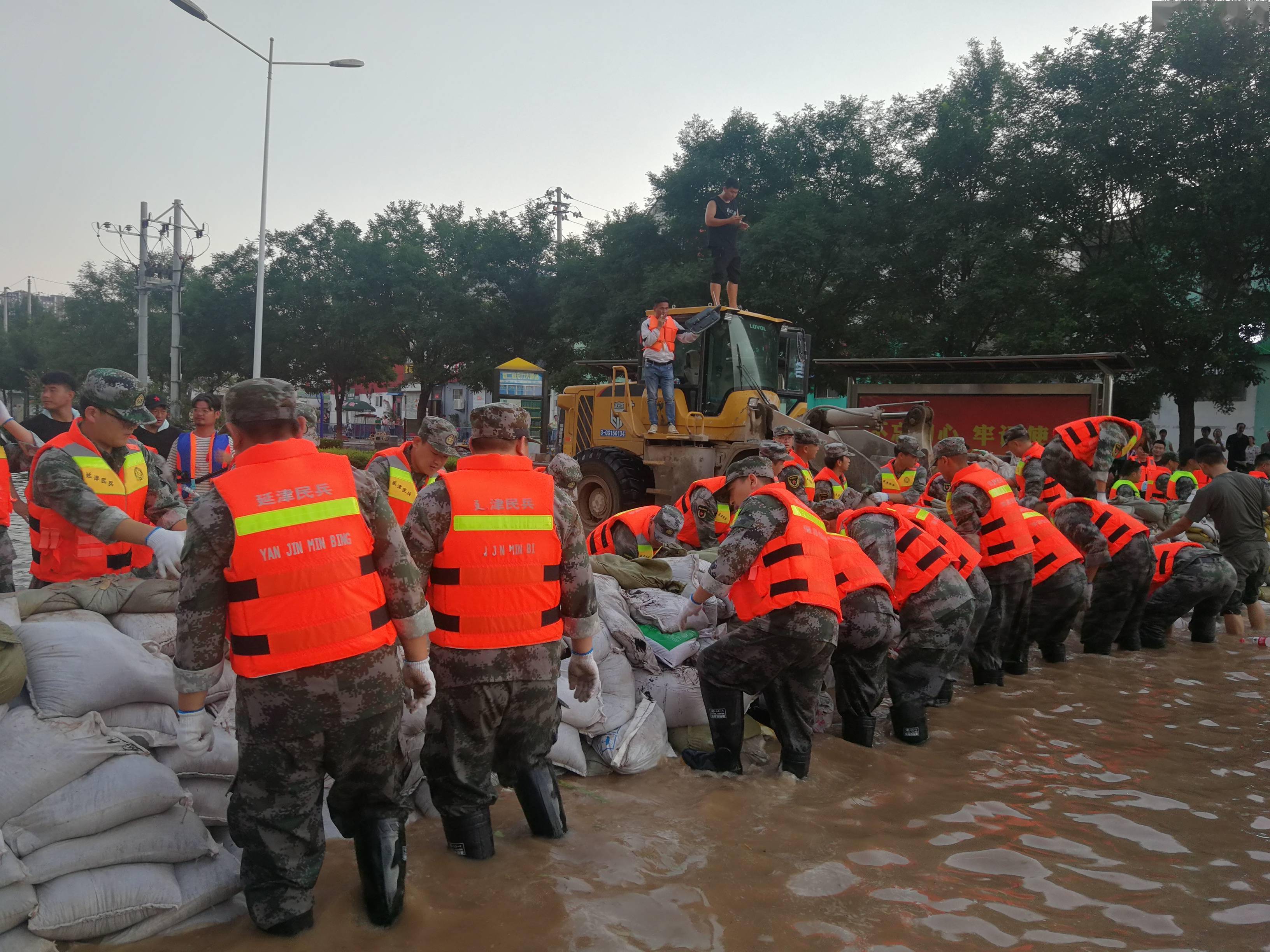 延津县人武部驰援市区奋战防汛一线_民兵