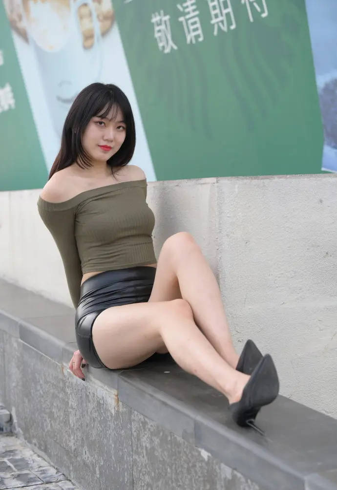 严丝|深绿色一字肩上衣，搭配黑色小皮裤，时尚好看还很有成熟女人味