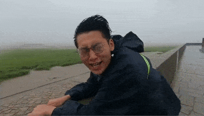 因为风大雨大,记者在镜头前可谓是面目狰狞,看着又搞笑又心酸