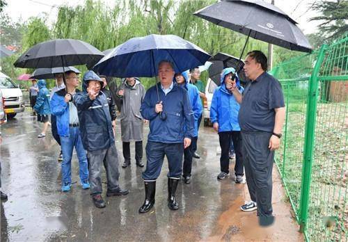 房山区委书记陈清,区委副书记,区长郭延红带队检查强降雨天气应对工作