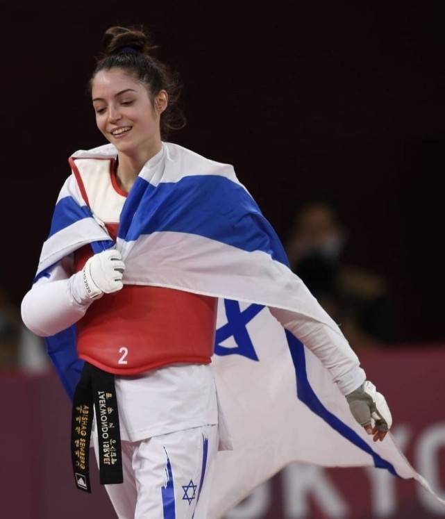19岁以色列跆拳道女神登上奥运领奖台,清纯的她一脚踢